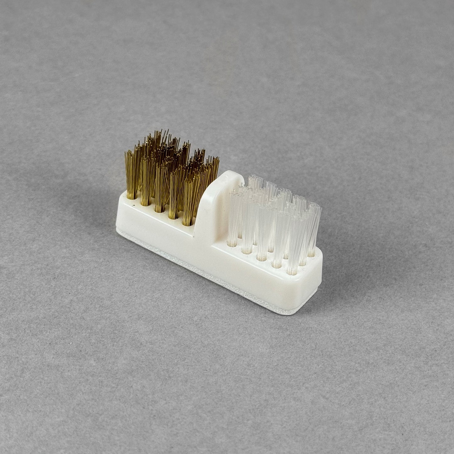 Double-dust brush for nail drills